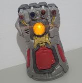 Manopla do Infinito Eletrônica do Homem de Ferro Com luz e som Hasbro