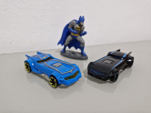 Dupla de miniaturas Hot Wheels temáticas do Batman 1/64 + figura