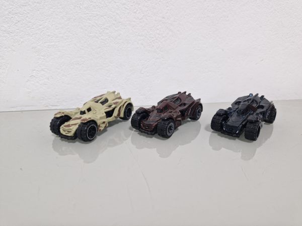 Lote de 3 versões da miniatura Batman Arkham Knight Batmobile Hot Wheels