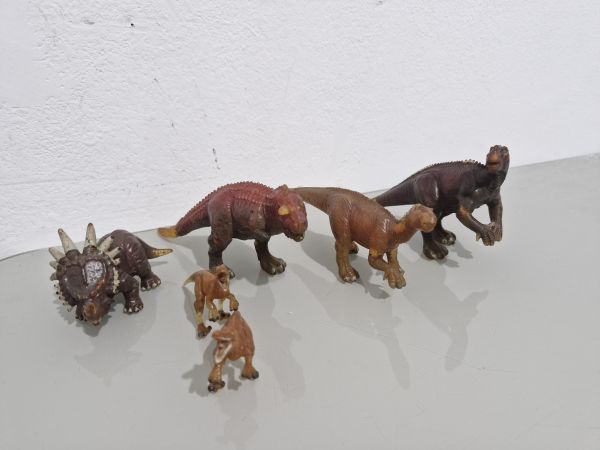 Lote com 6 personagens do filme da Disney "Dinossauro" 2000