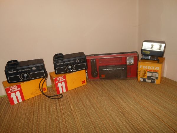 Câmeras Fotográficas Kodak Instamatic Antigas com Flash Frata
