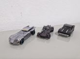 Lote com 3 versões do Batmóvel Hot Wheels Batmobile cromado - The Batman - Justice League