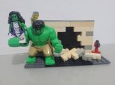 Minifiguras do Hulk e She-Hulk + Cenário