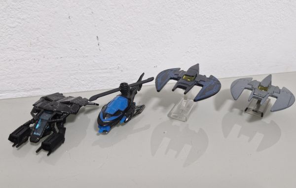 Lote com 4 miniaturas voadoras do Batman - Hot Wheels (The Bat - Batcóptero - Batplane)